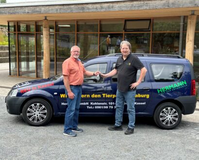 Autohaus Hermann übergibt Dacia Logan an den Tierpark Sababurg