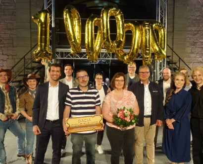Autohaus Hermann überreicht Golden Ticket: Kunde erhält seinen Dacia geschenkt